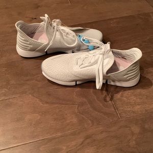 Women’s Reebok dailyfit dmx sneakers.